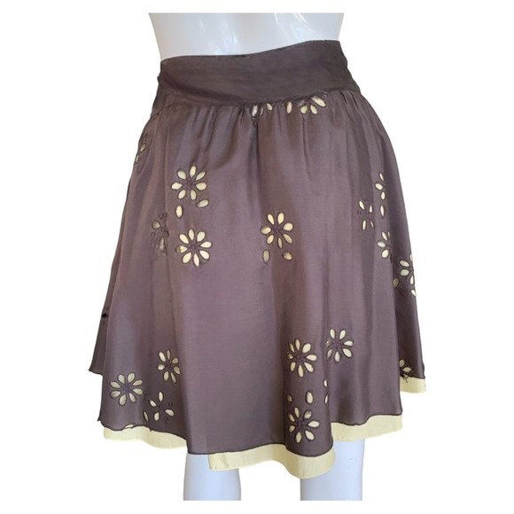 TARA JARMON SILK WITH YELLOW ACCENT EMBROIDERED MINI SKIRT. WOMEN’S SIZE MEDIUM - Picture 2 of 7